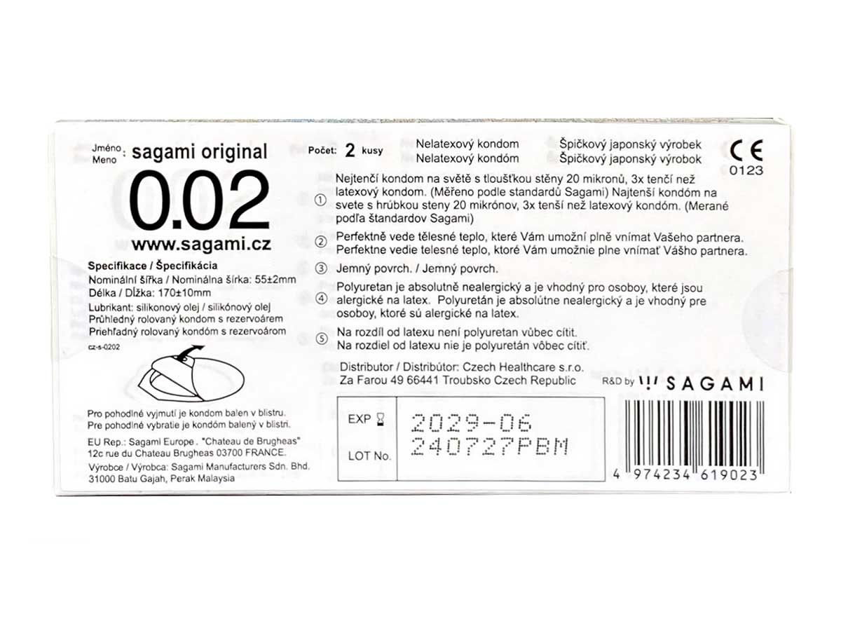 Белая упаковка из картона, логотип Sagami Original, надпись 0.02, 2 штуки, минималистичный дизайн
