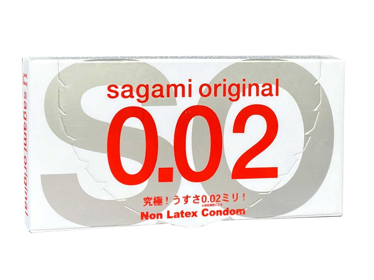 Белая упаковка из фольги с красной надписью Sagami Original 0.02, 2 штуки, полиуретановые презервативы